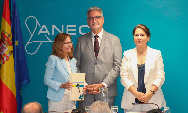 La decana de medicina, Mª del Mar Abad Hernández, recoge el premio de la WFME