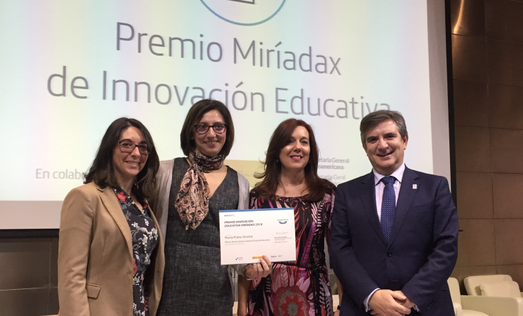 Miembros del equipo del MOOC con el secretario general de la Universidad de Salamanca en la entrega de premios