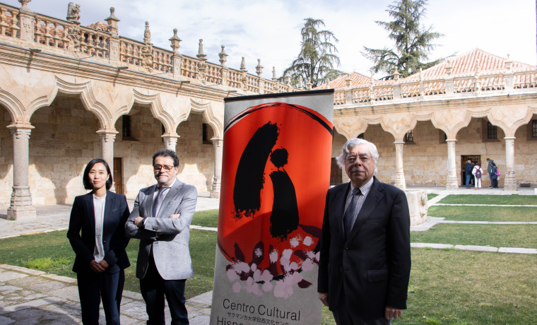 Chihiro Sugiyama, asesora cultural del CCHJ; José Abel Flores, director del CCHJ; y Román Álvarez, presidente del jurado de Haikugráfica; y 