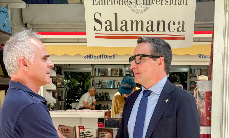 El rector de la Universidad de Salamanca, Juan Manuel Corchado, y el director de Ediciones USAL, Jacobo Sanz Hermida, en la Feria de Madrid