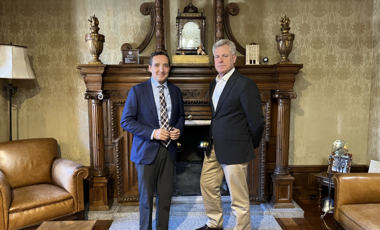 Juan Manuel Corchado y Peter Barnes en el Rectorado