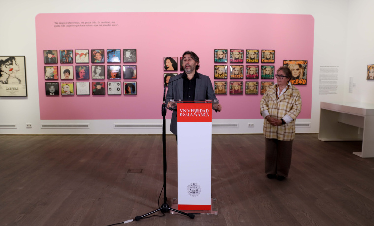 El director del Servicio de Actividades Culturales, Javier Panera, y  la vicerrectora de Cultura, Matilde Olarte en la presentación de la exposición. 