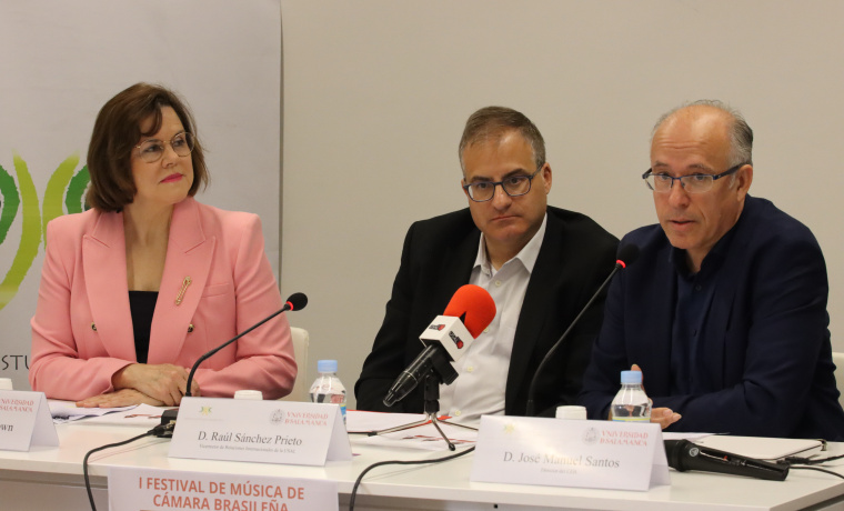El vicerrector de Relaciones Internacionales, Raúl Sánchez; el profesor José Manuel Santos Pérez, director del CEB; y Sandra Myers Brown, directora del COSCYL.