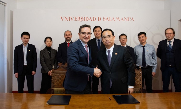 El rector de la Universidad de Salamanca, Juan Manuel Corchado, y el vicepresidente de la Universidad Politécnica del Nordesde de China, Cheng Jiwei, firman un acuerdo de colaboración