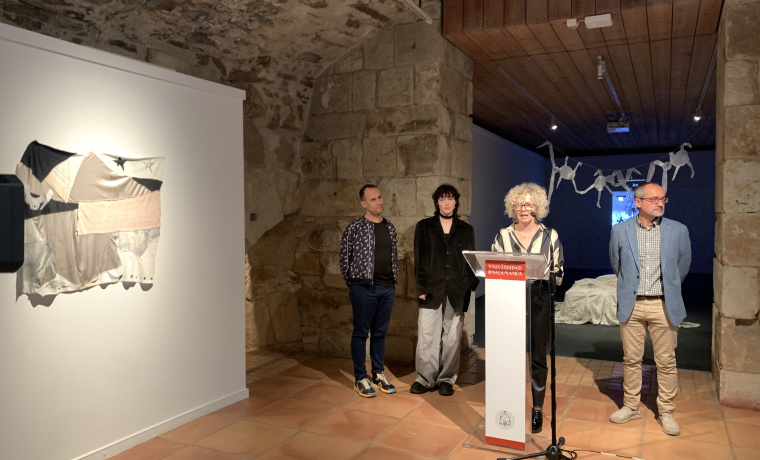 La vicerrectora de Estudiantes de la USAL, Celia Aramburu, acompañada de Diego del Pozo, vicedecano de la Facultad de Bellas Artes; Luis Barrio, director del Servicio de Actividades Culturales, y el propio artista en rueda de prensa 