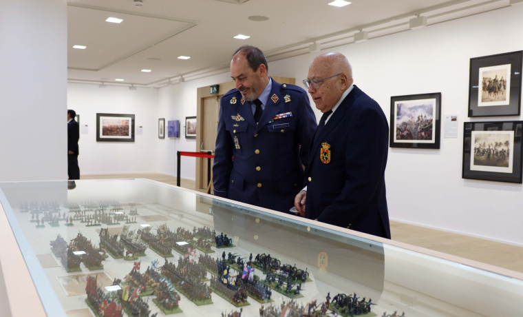 El subdelegado de Defensa visita la exposición 'Soldados de España'