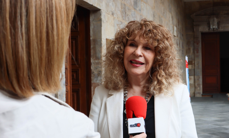 Gioconda Belli entrevistada por USAL TV antes de la presentación de la jornada.