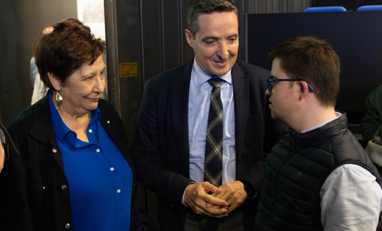 El rector Juan Manuel Corchado y la directora del SAS Mª. Ángeles Prieto junto a Sergio, miembro de la Asociación Down Salamanca, durante la proyección.