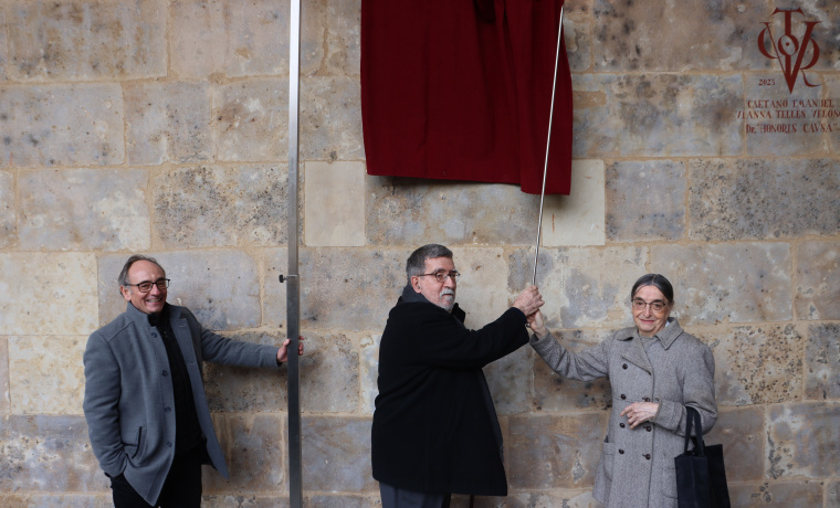 El decano de la facultad, Manuel González de la Aleja; el hijo del homenajeado, José Manuel Díaz de Bustamante; y Carmen Codoñer, profesora emérita honorífica de Filología Latina; descubren el vítor de Manuel Díaz y Díaz.