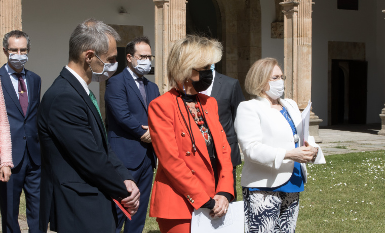 Ricardo Rivero, Verónica Casado y Purificación Galindo en el homenaje a los profesionales sanitarios