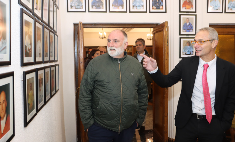 El rector de la Universidad de Salamanca, Ricardo Rivero, recibe al famoso cocinero José Andrés