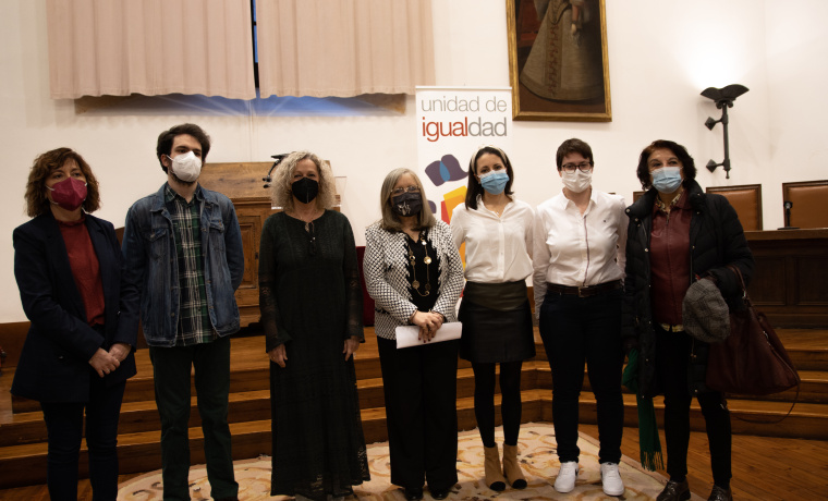 Celia Aramburu e Inmaculada Sánchez Barrios junto a los galardonados y varios miembros del jurado  