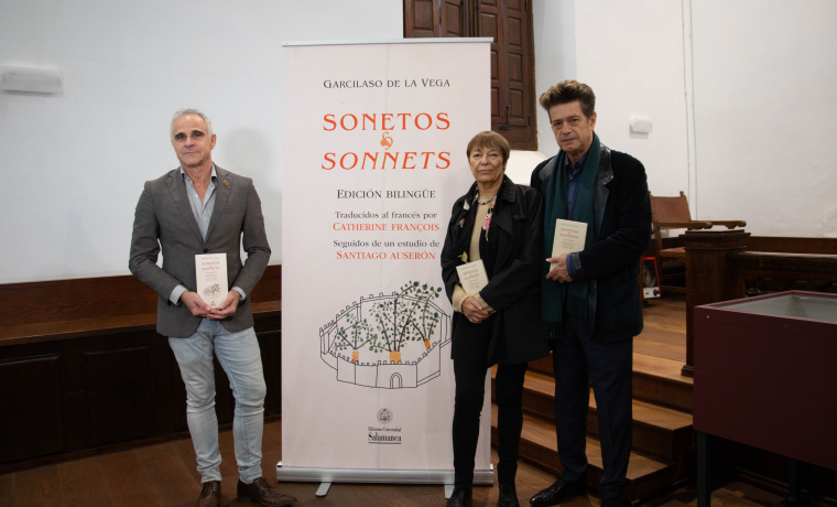 Jacobo San Hermida, Catherine François y Santiago Auserón durante la presentación de la edición bilingüe "Sonetos"