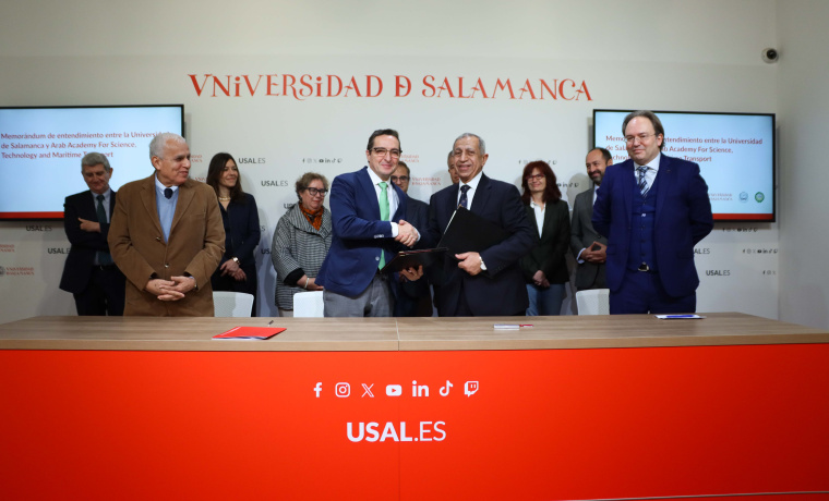 El rector Juan Manuel Corchado y el presidente Ismail Abdel Ghafar firman el convenio, a su lado Félix Ortega y Samy Tayie.