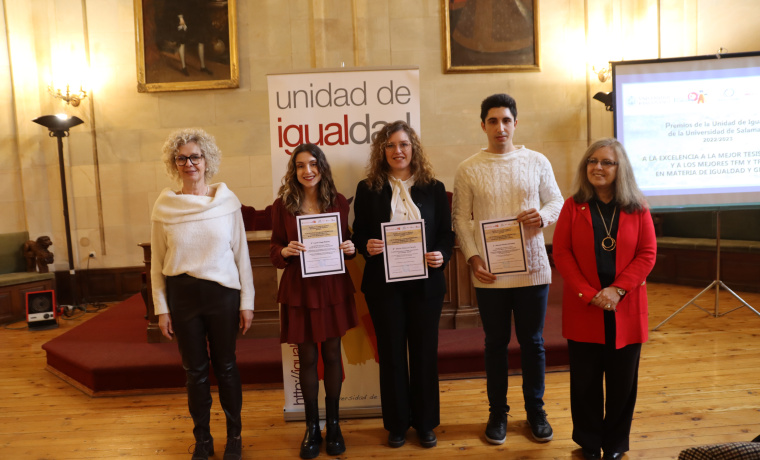 La vicerrectora de Estudiantes, Celia Aramburu Sánchez; la directora De La Unidad De Igualdad, Inmaculada Sánchez Barrios junto a los premiados 