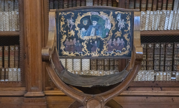 La Universidad de Salamanca restaura la sillería antigua de la Biblioteca General Histórica