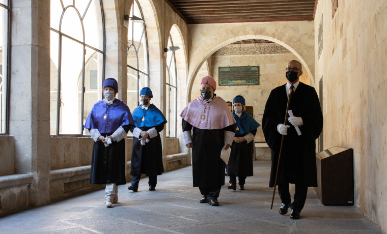 Cortejo académico se dirige al Paraninfo 