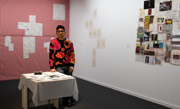 El artista y autor Martin Morales en la exposición "La cabra siempre tira p'al monte"