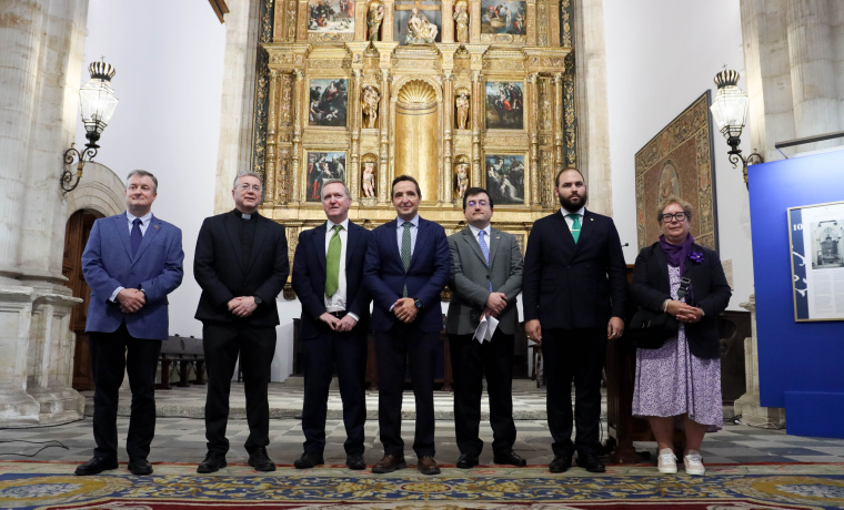 El rector de la Universidad de Salamanca y el embajador de la República de Irlanda en España acompañados por el resto de autoridades en la visita a la muestra.