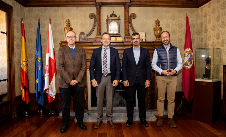 De izquierda a derecha: El vicerrector de Investigación, José Miguel Mateos Roco; el rector de la Universidad de Salamanca, Juan Manuel Corchado; el director adjunto de ICAMCYL, José Ramón Natal; y Óscar Lorenzo, delegado para la Estrategia Institucional en Investigación
