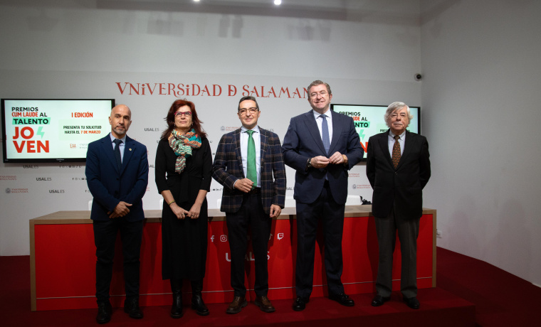 Rueda de prensa 'Premios Cum Laude al Talento Joven 2025'. De izquierda a derecha: Óscar González Benito, Marta Gutiérrez, Juan Manuel Corchado, Isidoro Alanís y Román Álvarez.
