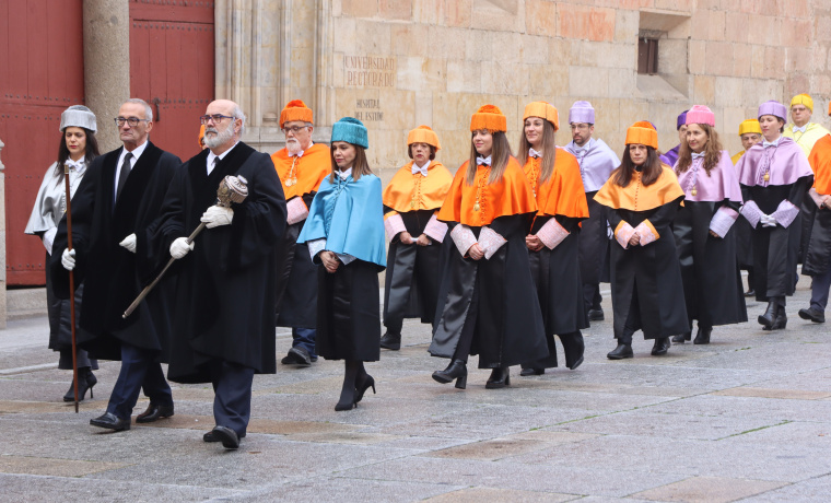 La investidura de nuevos doctores y la entrega de premios y diplomas a profesores y estud