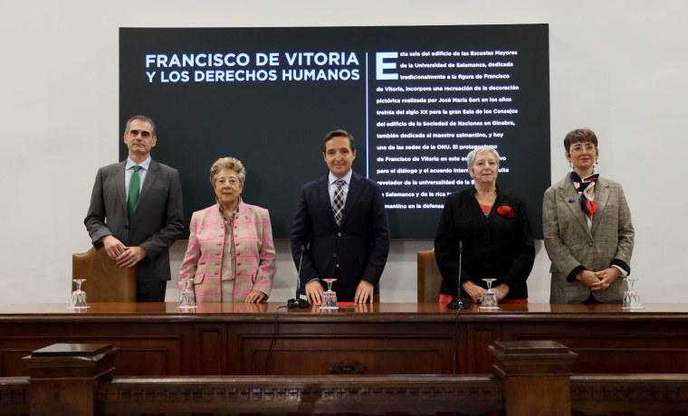 Araceli Mangas y Eulalia Pérez Sedeño junto al rector de la Universidad de Salamanca y sus respectivos padrinos.
