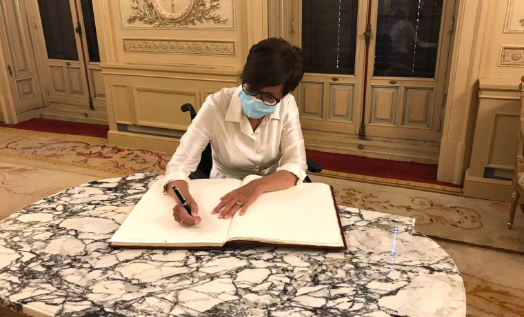 Amelia Castresana firma en el libro de honor del Colegio Notarial de Madrid
