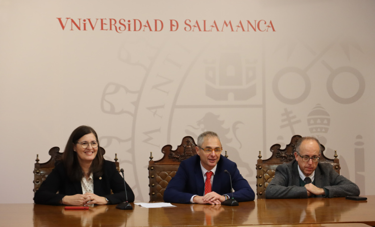 Rueda de prensa con Mª José Conde, virrectora de Calidad y Enseñanzas de Grado; Ricardo Rivero, rector; y José Miguel Mateos, vicerrector de investigación y transferencia de la USAL  