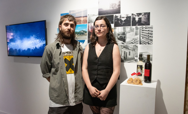 Los autores de la exposición, Cristina Guerrero y Pablo González, ambos graduados en Bellas Artes por la USAL