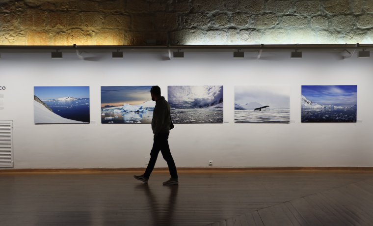 Exposición "Una mirada Polar" en el Patio de Escuelas Menores 