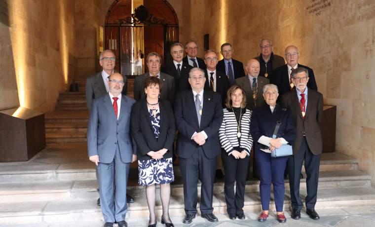 Foto de grupo con María Josefa García Barrado, nueva académica de la Real Academia de Medicina de Salamanca, junto a otro miembros de la RAMSA 