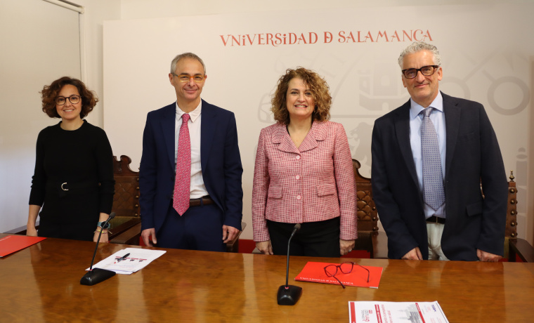 El rector, Ricardo Rivero acompañado por Ana Martín Suárez, vicerrectora de Ciencias de la Salud y Asuntos Sociales; Cristina Maderuelo del Área de Farmacia y Tecnología Farmacéutica; y Luis Félix Valero del Área de Medicina Preventiva de la USAL