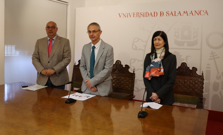El rector de la Universidad de Salamanca, Ricardo Rivero, acompañado por Jesús Ángel Jiménez, vicedecano de Docencia de la Facultad de Geografía e Historia, y Teresa Paliza, catedrática del Departamento de Historia del Arte