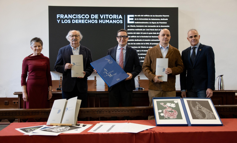Presentación del poemario. De izq. a dcha. La ilustradora Eugenia Crespo Matellán, el coautor Antonio Colinas, el rector Juan Manuel Corchado, el coautor Juan Antonio González Iglesias y el director de Ediciones Jacobo Sanz.