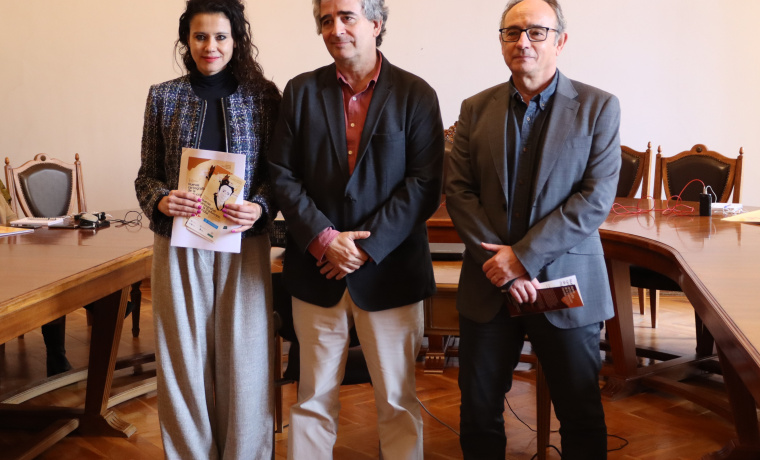 Manuel González de la Aleja, decano de la Facultad de Filología; Miguel Marañón Ripoll, jefe del departamento de cultura digital del Instituto Cervantes; y María José Bruña Bragado, coordinadora de las actividades literarias venezolanas vinculadas a la Cátedra Ramos Sucre en la presentación del encuentro. 