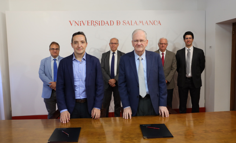 El rector de la Universidad de Salamanca, Juan Manuel Corchado, y el presidente de la FAPESP, Marco Antonio Zago, acompañados por el vicerrector de Internalización y Cooperación, Raúl Prieto;  el director del Centro de Estudios Brasileños, José Manuel Santos; y los profesores que integran el área internacional de Investigación Científica de la FAPESP, Leandro Coll y Raúl Machado. 