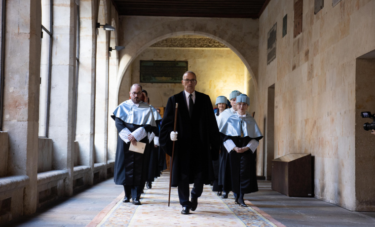 Nuevos doctores entran en el Paraninfo para su investidura