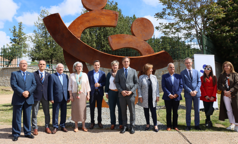 Acto de inauguración de la escultura en homenaje a la labor de los profesionales sanitarios durante la pandemia 