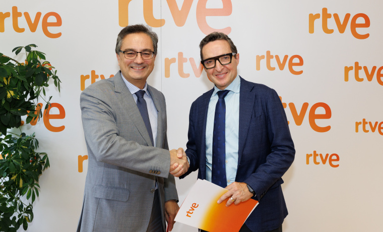 Alfonso González Morales y Juan Manuel Corchado firman el acuerdo de colaboración 