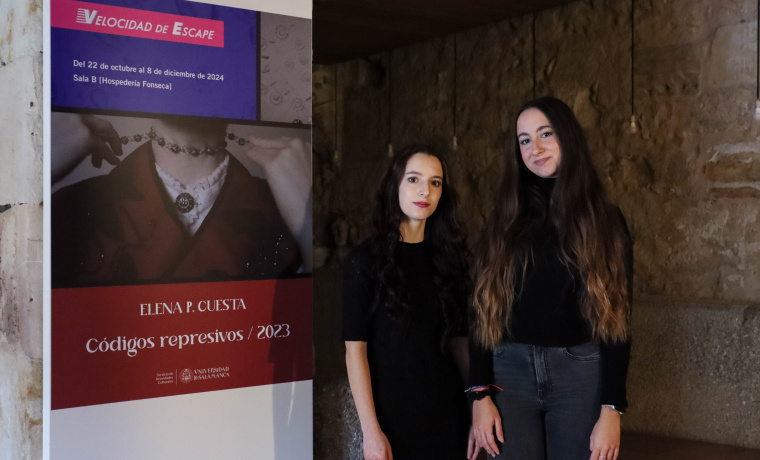 La artista Elena P. Cuesta y la comisaria Beatriz Arroyo de la obra Códigos Represivos