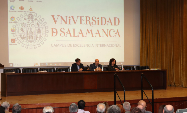 El vicerrector de Ordenación Académica y Profesorado, David Díez, ha presidido el evento junto con los dos decanos, Antonio Miguel Martínez (Ciencias) y María del Mar Canedo (Ciencias Químicas).