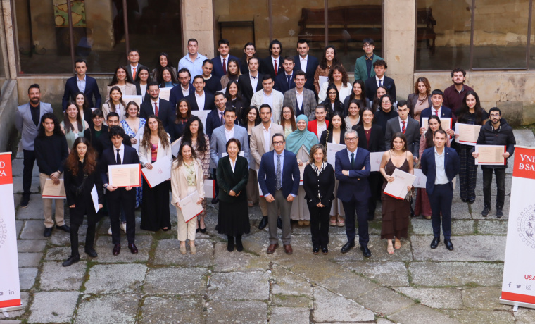 Alumnas y alumnos premiados de Grado junto a los miembros del Equipo de Gobierno de la USAL