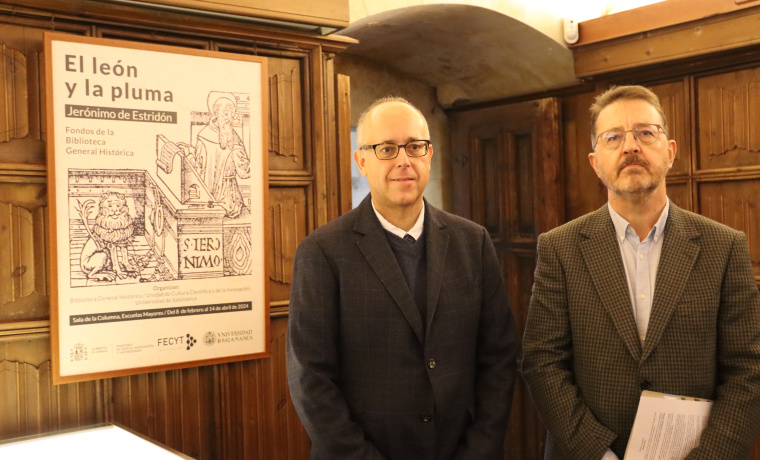 El vicerrector de Investigación y Transferencia, José Miguel Mateos, y el director del fondo antiguo de la Biblioteca General Histórica de la USAL, Óscar Lilao en la exposición bibliográfica  "El León y la Pluma. Jerónimo de Estridón"