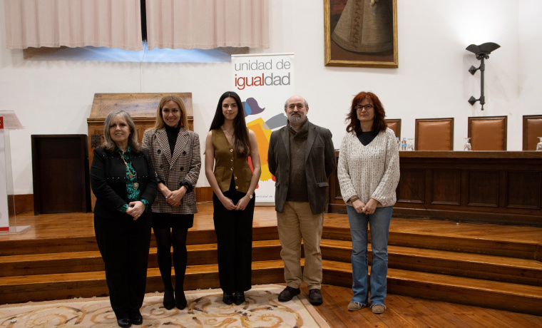 Galardonada y representantes de los galardonados junto a la vicerrectora de Igualdad y la directora de la Unidad de Igualdad 