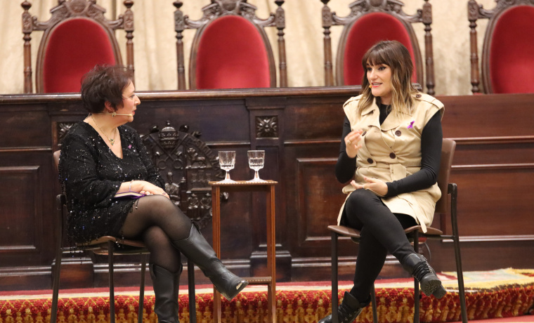 La directora del CIGESAL, Marta del Pozo, conversa con la cantante en el Paraninfo de la Universidad de Salamanca