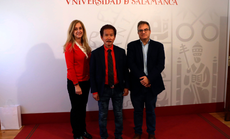 María Cruz Sánchez Gómez, Xu Hongfei y Raúl Sánchez Prieto en el Rectorado.