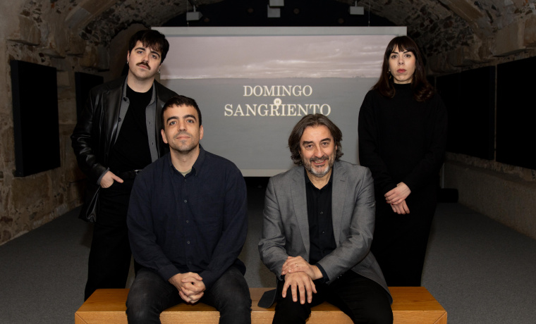 Presentación de 'Domingo sangriento'. Antonio López-Berges (realizador) y Javier Panera (director SAC USAL).Detrás: Iván Andrés (cantante) y Laura Bueno (comisaria). 