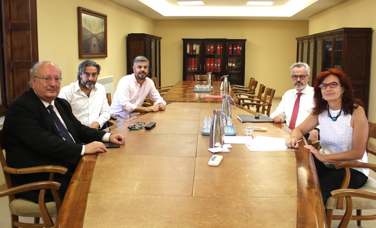 Jurado compuesto por la vicerrectora de Estudiantes, Inclusión, Igualdad y Compromiso Social, Marta Gutiérrez Sastre; el director del Servicio de Actividades Culturales, Francisco Javier Panera; el consejero de Alumni-USAL y profesor titular de la Universidad de Salamanca, Enrique Cabero Morán; el profesor y mecenas del Premio, Bernardo García-Bernalt; y el director general de Alumni-USAL, Ángel Hernández