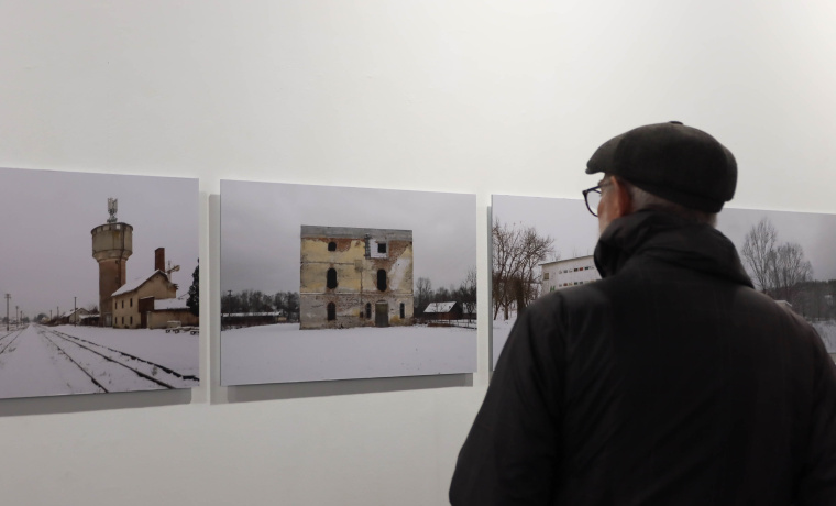 Visitante disfruta de la muestra "Transversalidades"